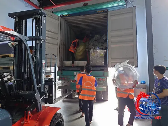 Bốc Xếp Container 20ft – Nhân Công Đóng Rút Hàng Chuyên Nghiệp