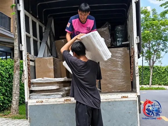 Bốc Xếp Container 20ft – Nhân Công Đóng Rút Hàng Chuyên Nghiệp