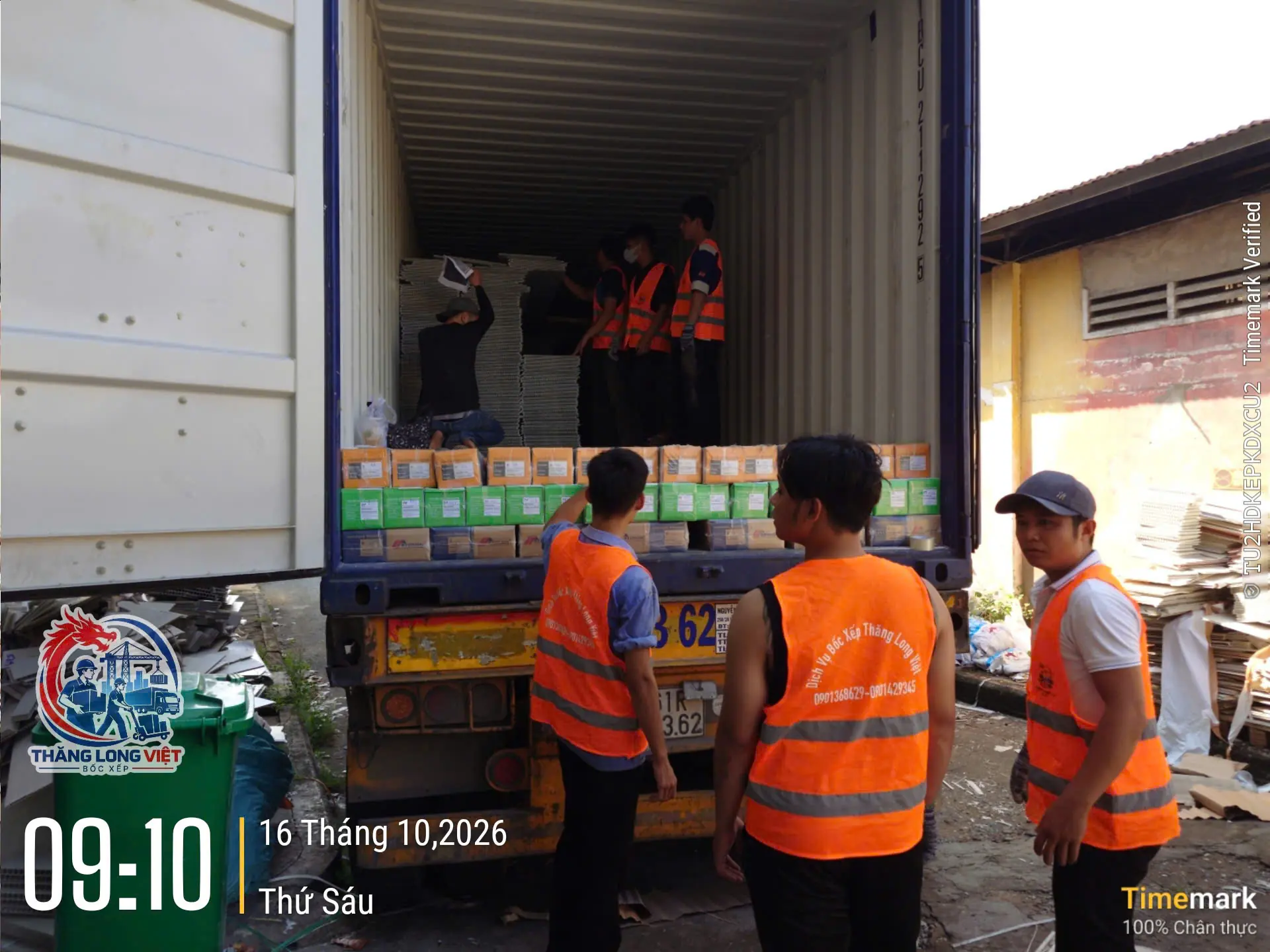 Nh&acirc;n c&ocirc;ng bốc xếp container TPHCM tại kho h&agrave;ng
