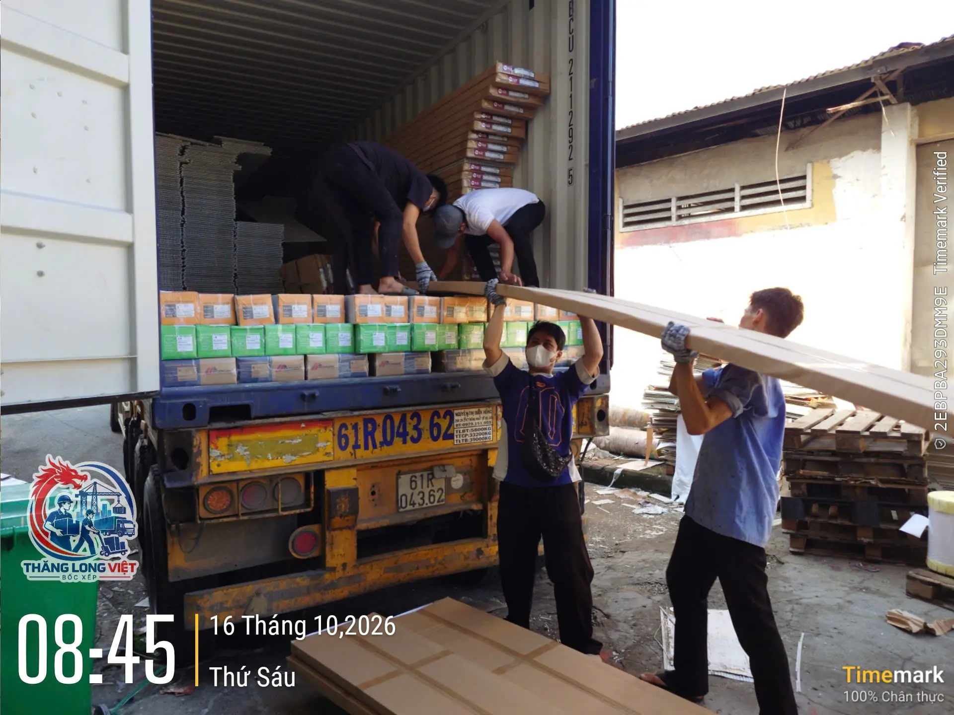 Bốc xếp h&agrave;ng h&oacute;a container bằng nh&acirc;n c&ocirc;ng tại kho