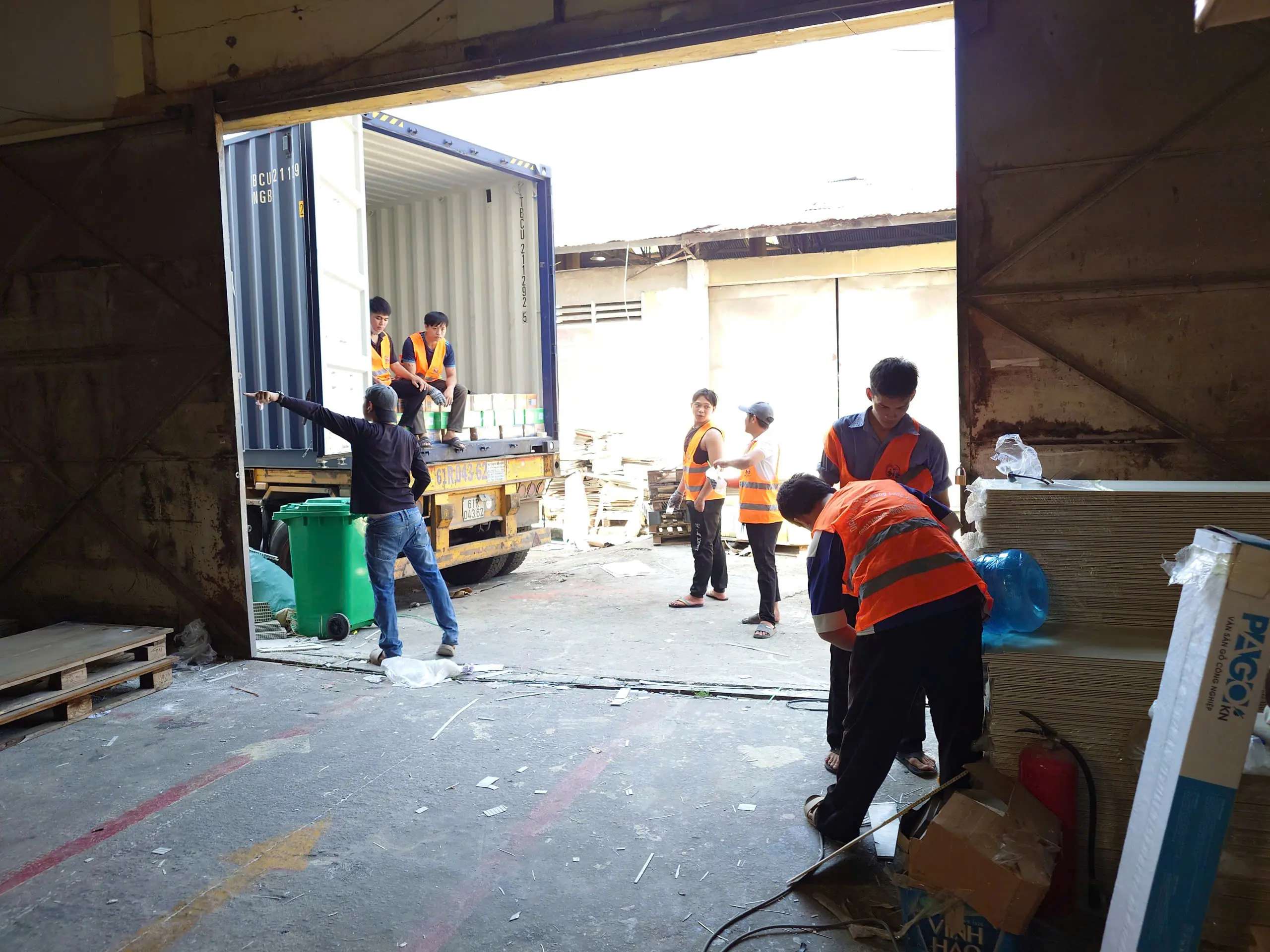 Nh&acirc;n c&ocirc;ng bốc dỡ h&agrave;ng h&oacute;a container 20ft v&agrave; 40ft