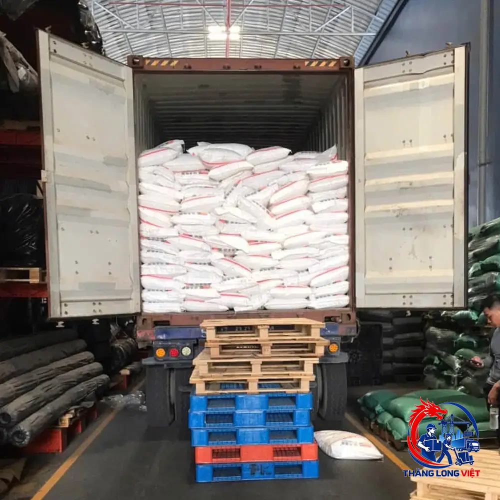 Nh&acirc;n c&ocirc;ng bốc xếp container tiết kiệm chi ph&iacute;
