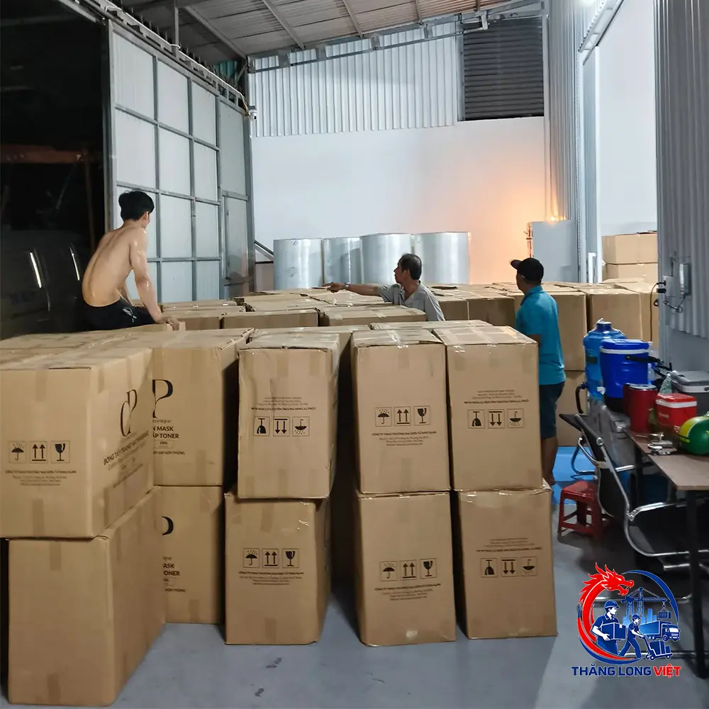 Nh&acirc;n c&ocirc;ng bốc xếp h&agrave;ng h&oacute;a tại TPHCM