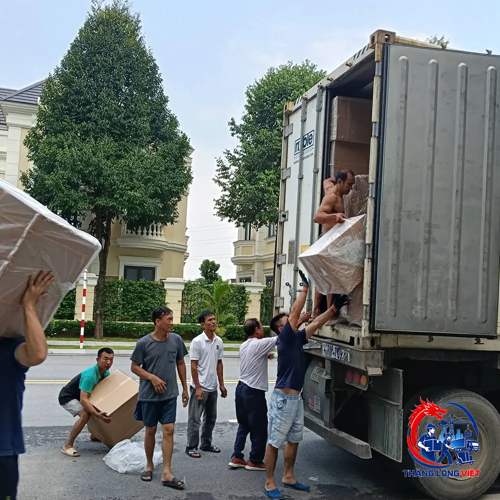 Nh&acirc;n c&ocirc;ng r&uacute;t h&agrave;ng container 40ft tại kho xưởng