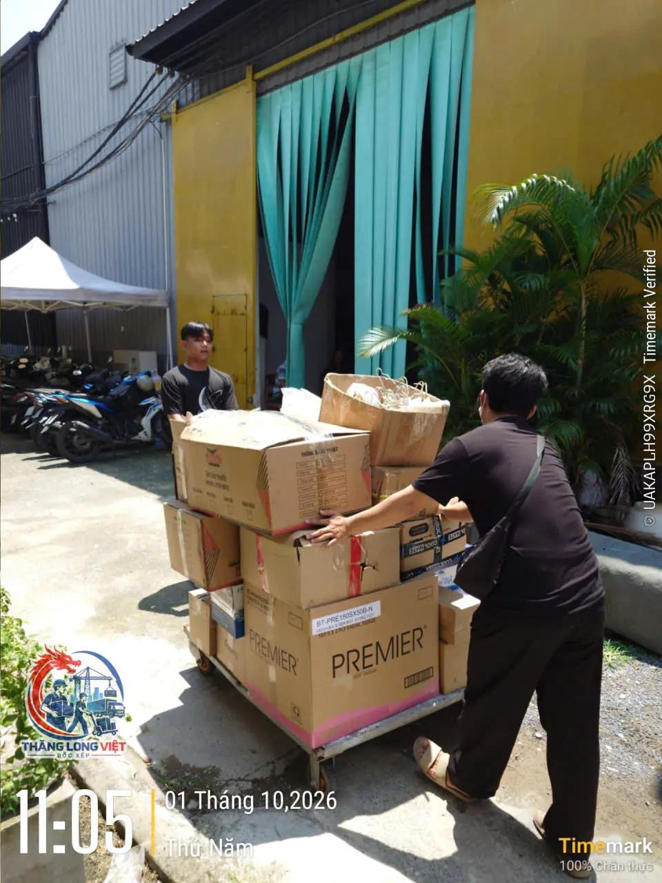 Thu&ecirc; nh&acirc;n c&ocirc;ng bốc xếp h&agrave;ng h&oacute;a tiết kiệm tại TPHCM