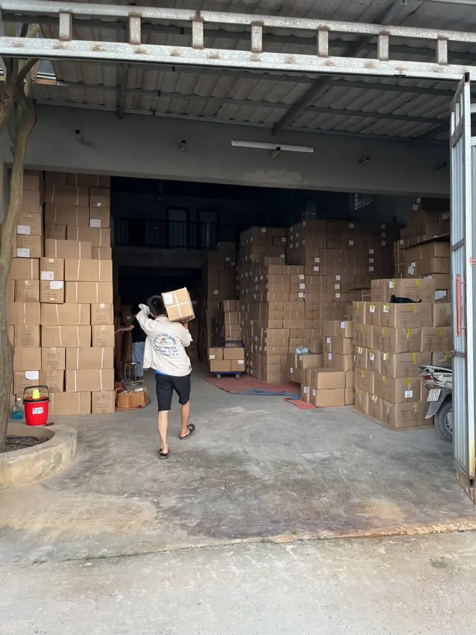 Nhân công bốc xếp hàng hóa tại kho xưởng Quận 9