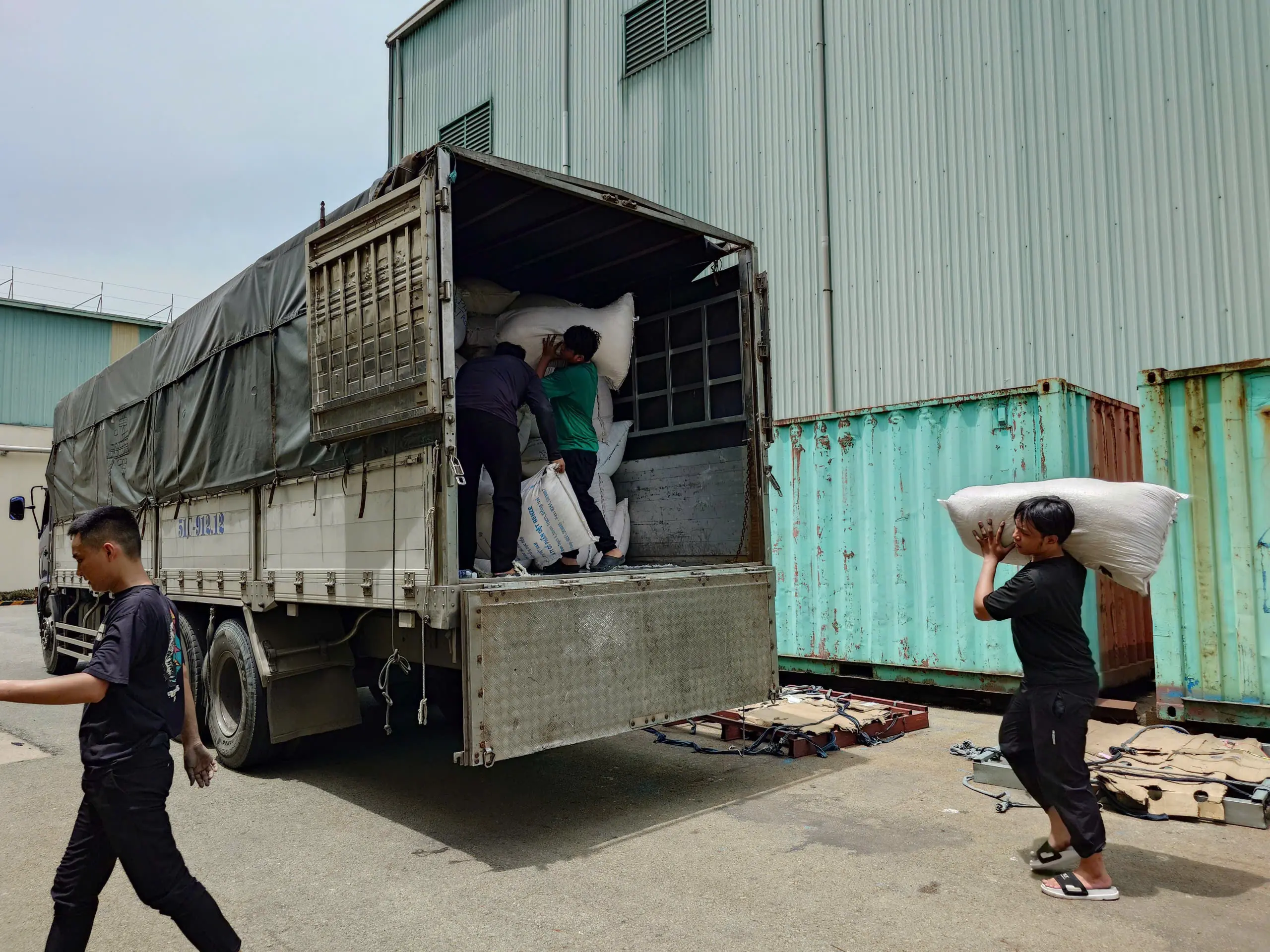 Nh&acirc;n c&ocirc;ng bốc xếp kho h&agrave;ng xe tải tại Quận 7