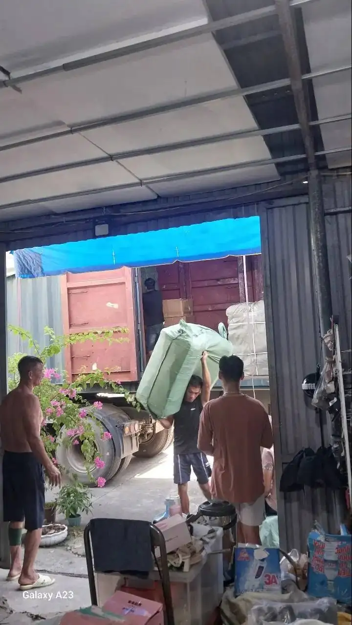 Nh&acirc;n c&ocirc;ng bốc xếp xe tải cửa h&agrave;ng Quận 10