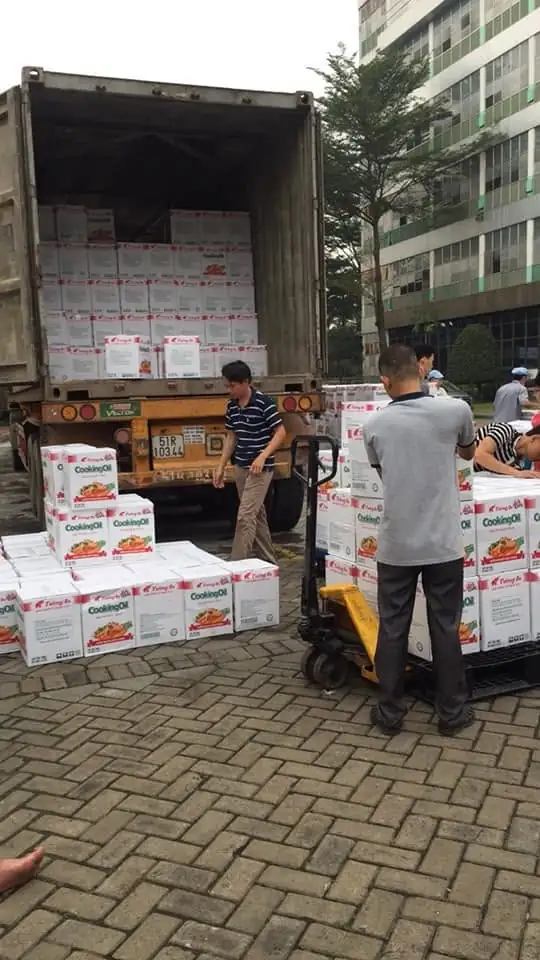 Nh&acirc;n c&ocirc;ng bốc xếp h&agrave;ng h&oacute;a l&ecirc;n xuống xe tải Quận 4