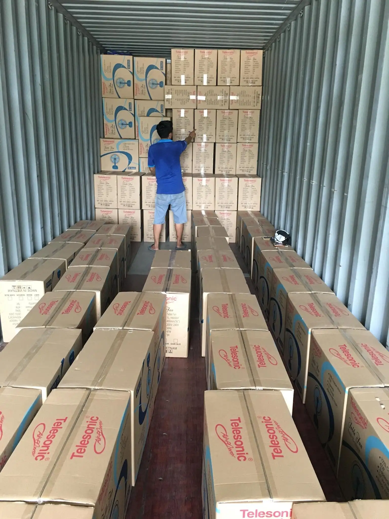 Nh&acirc;n c&ocirc;ng bốc xếp h&agrave;ng h&oacute;a l&ecirc;n xuống xe tải Quận 3