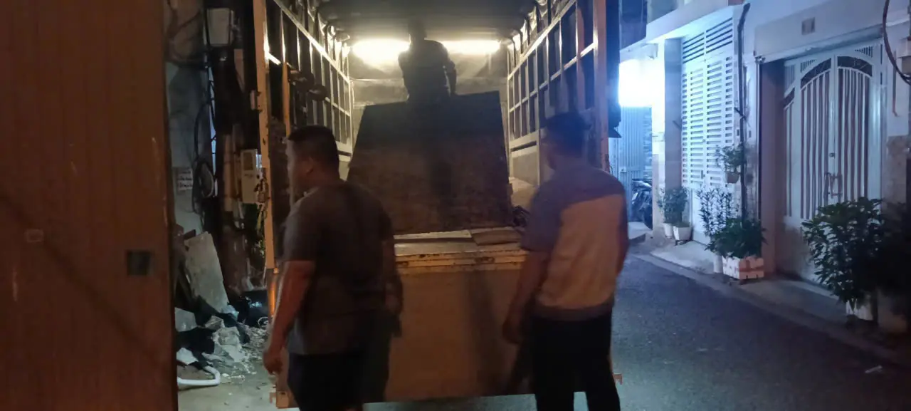 Nh&acirc;n c&ocirc;ng bốc xếp h&agrave;ng h&oacute;a Quận B&igrave;nh Thạnh TPHCM