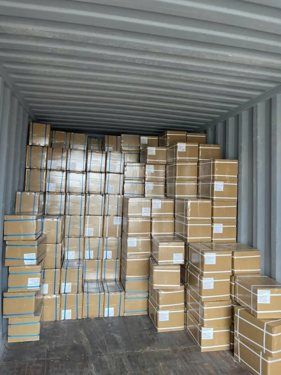 Nh&acirc;n c&ocirc;ng bốc xếp h&agrave;ng h&oacute;a tại kho Quận 6