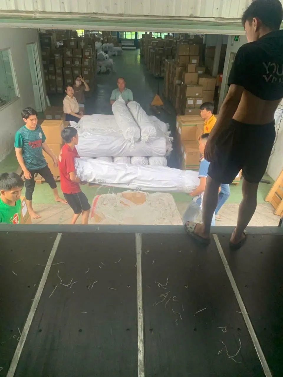 Nh&acirc;n c&ocirc;ng bốc xếp kho h&agrave;ng H&oacute;c M&ocirc;n TPHCM