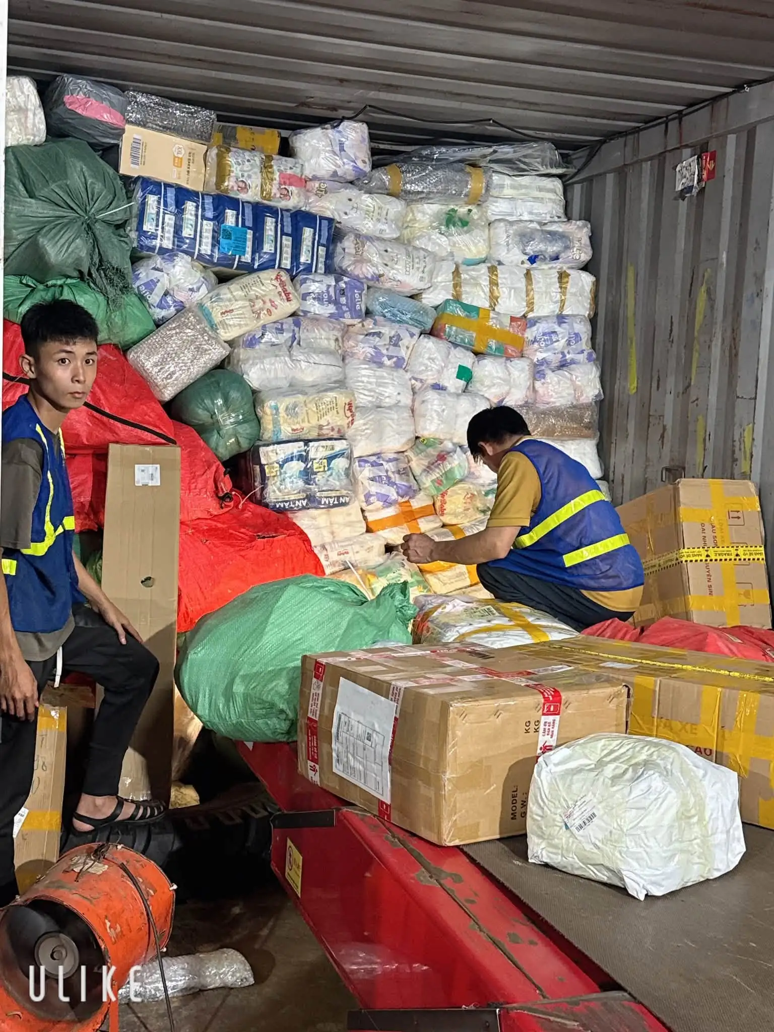 Nh&acirc;n c&ocirc;ng bốc xếp kho h&agrave;ng Quận T&acirc;n Ph&uacute;