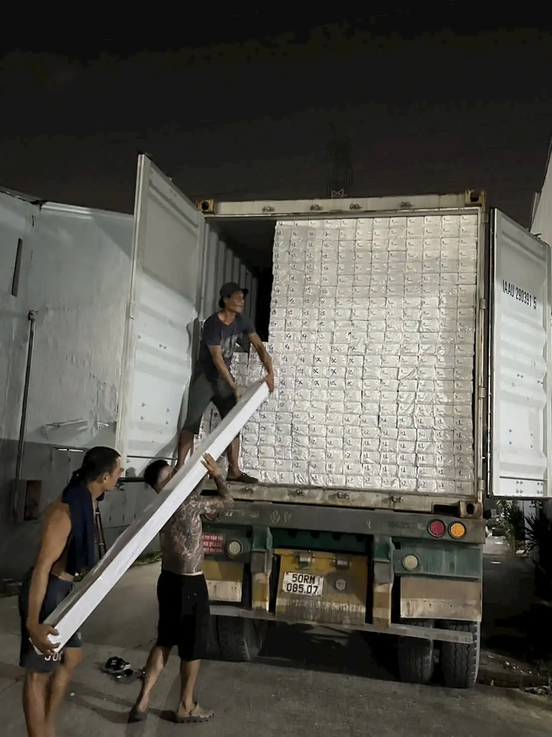 Nh&acirc;n c&ocirc;ng bốc xếp kho h&agrave;ng xe tải tại Quận 8