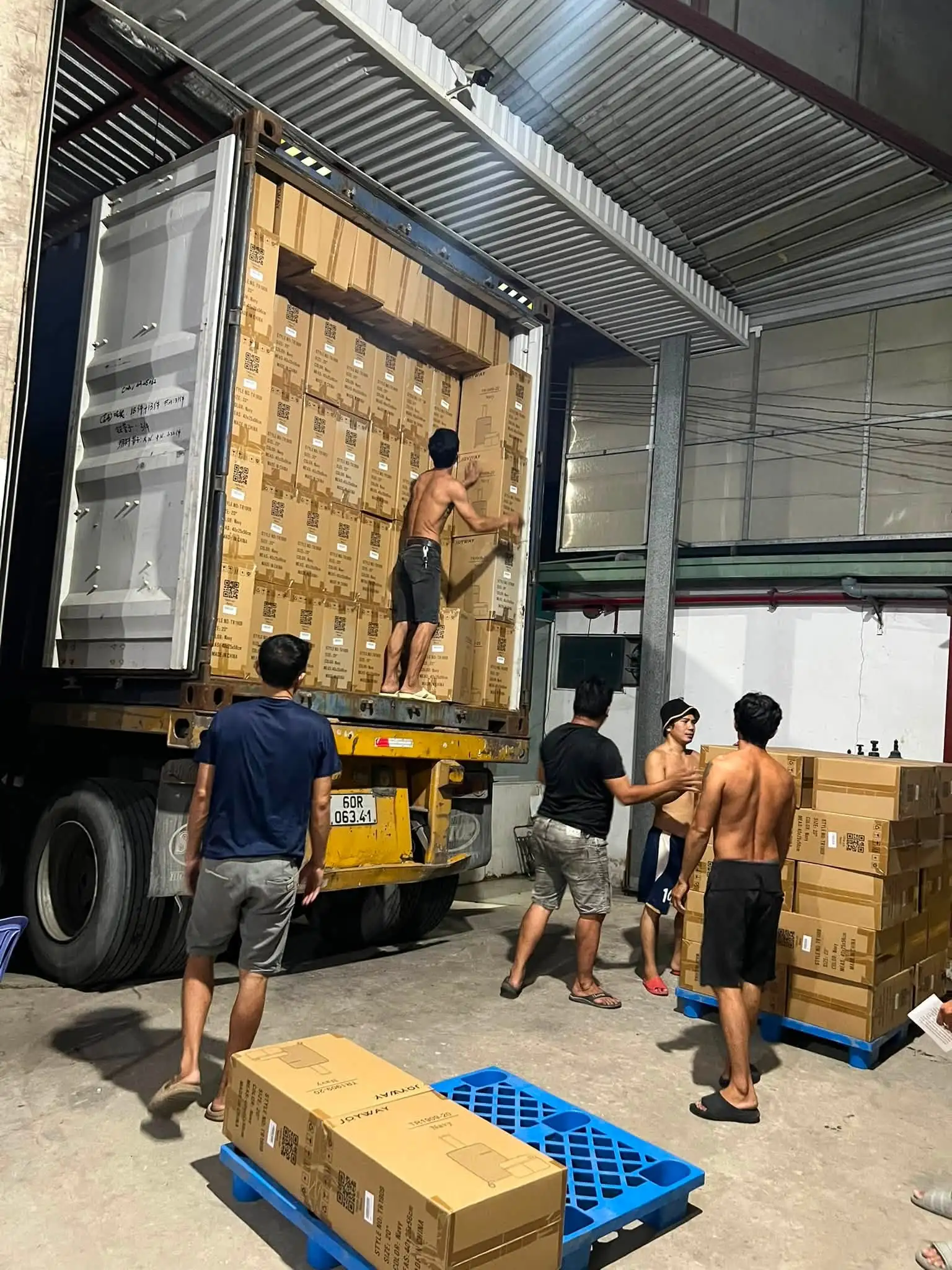 Nh&acirc;n c&ocirc;ng bốc xếp kho xưởng Củ Chi TPHCM