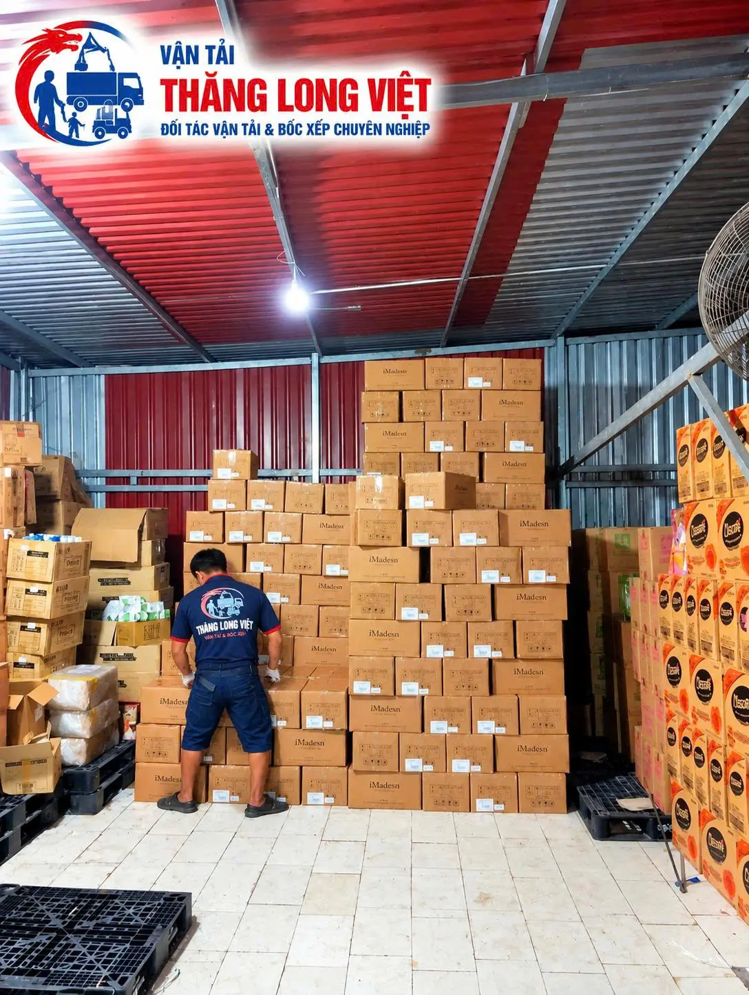 Nh&acirc;n c&ocirc;ng bốc xếp khu c&ocirc;ng nghiệp Long An