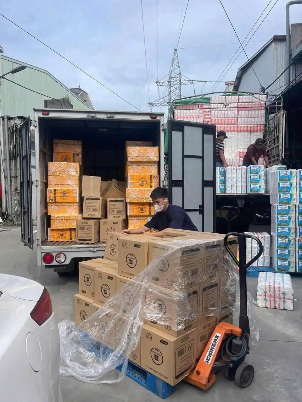 Dịch vụ bốc xếp xe tải cửa h&agrave;ng Quận 1