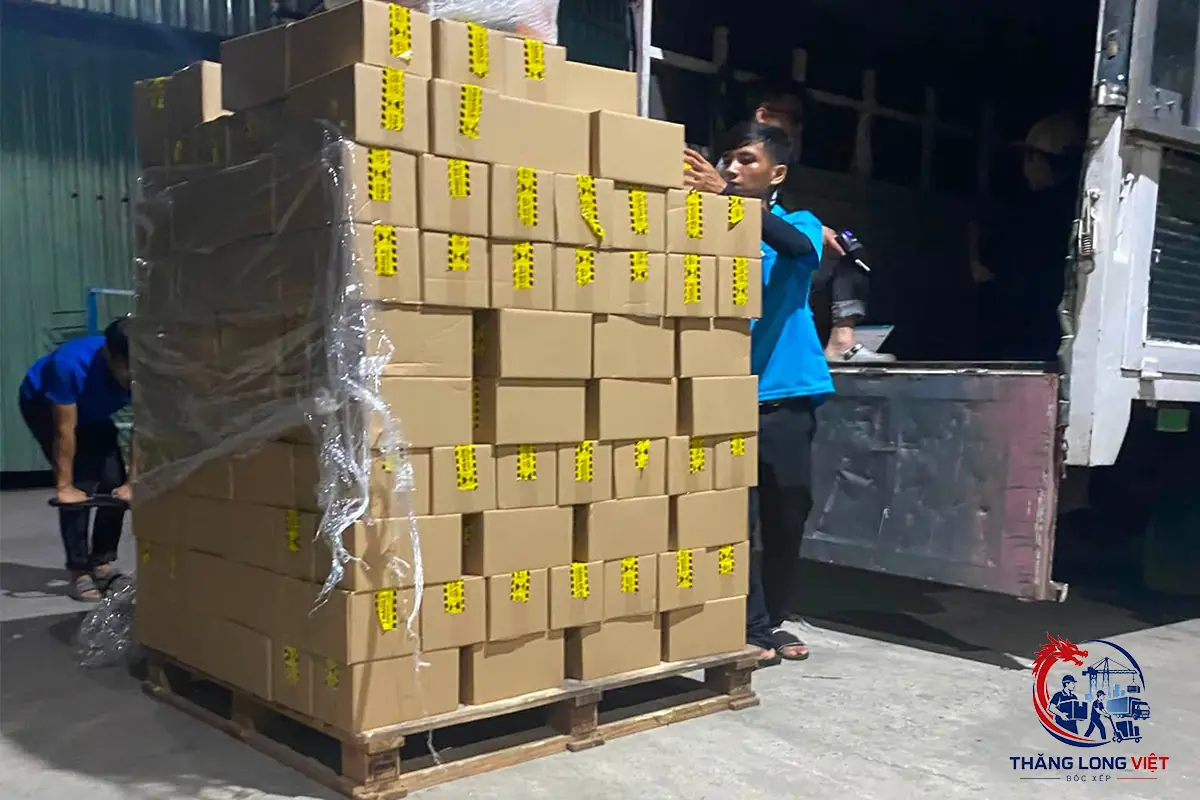 Nh&acirc;n c&ocirc;ng bốc xếp kho xưởng KCN VSIP B&igrave;nh Dương