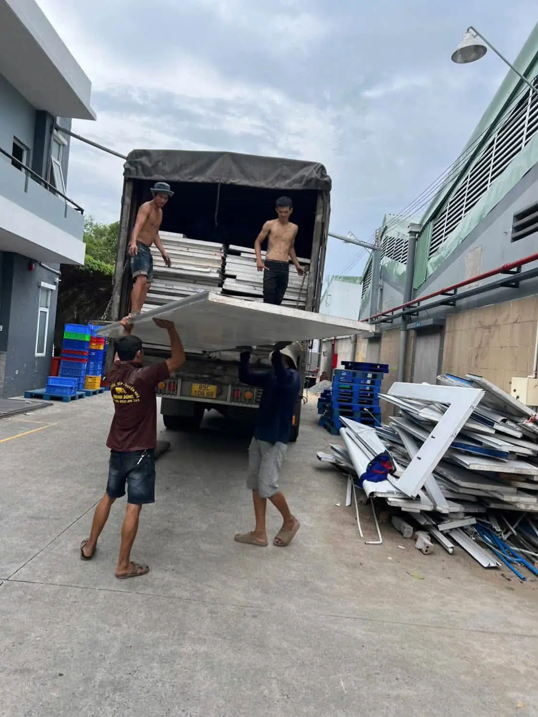 Nh&acirc;n c&ocirc;ng bốc xếp kho h&agrave;ng G&ograve; Vấp TPHCM