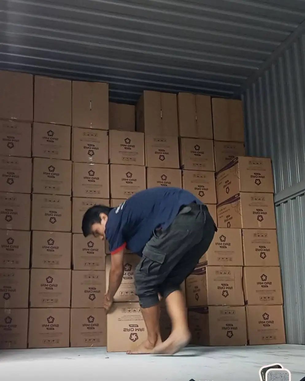 Nh&acirc;n c&ocirc;ng bốc xếp kho h&agrave;ng Nh&agrave; B&egrave; TPHCM
