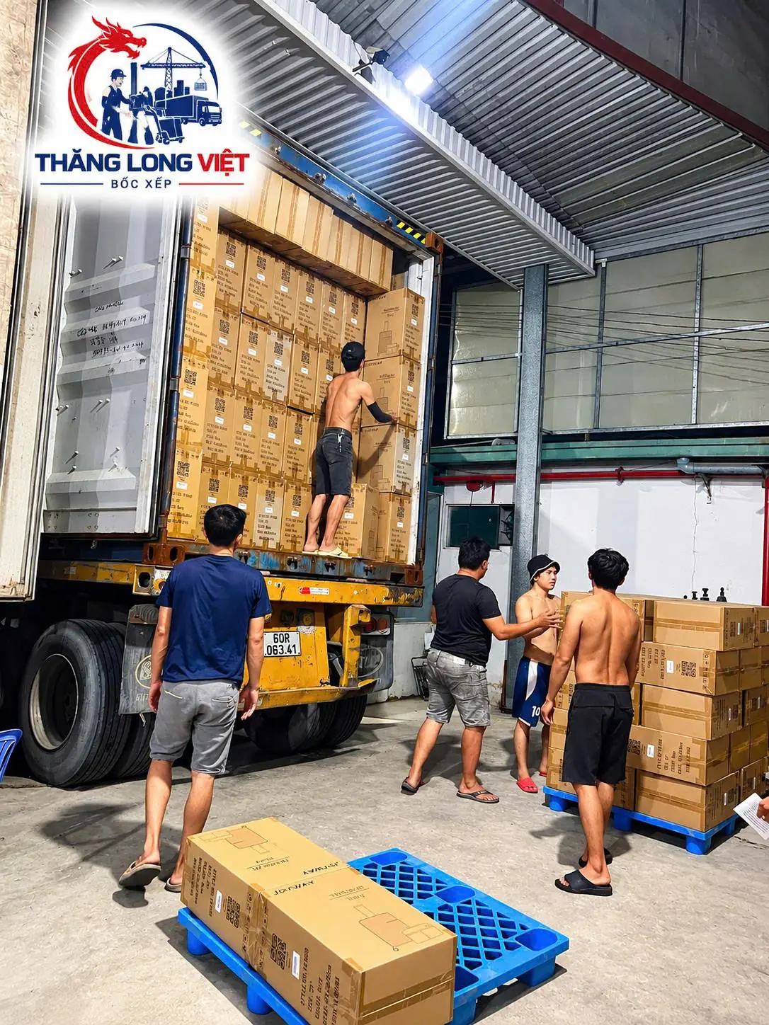Nh&acirc;n c&ocirc;ng bốc xếp kho h&agrave;ng KCN S&oacute;ng Thần