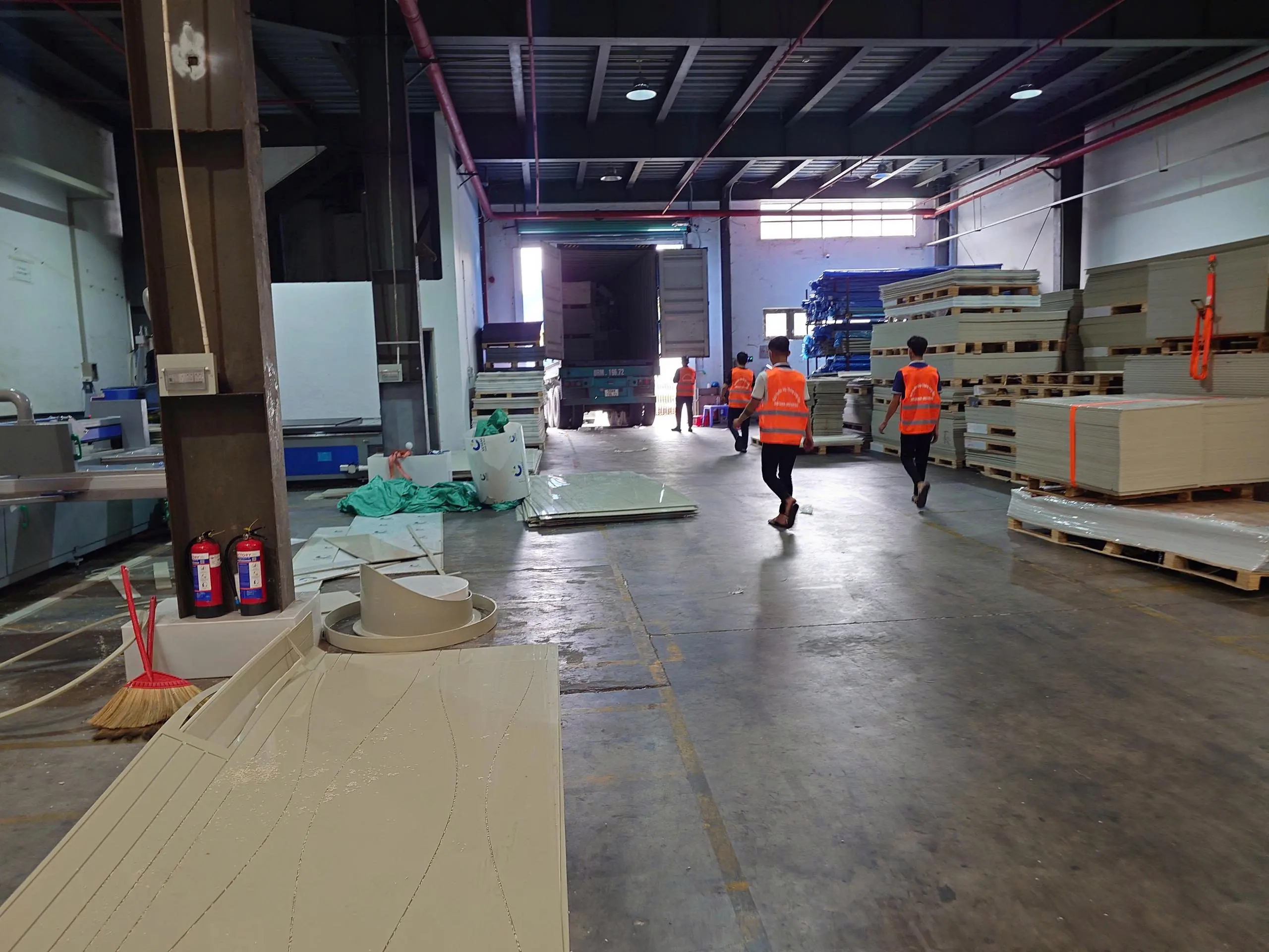 Nh&acirc;n c&ocirc;ng bốc xếp kho xưởng Đồng Nai