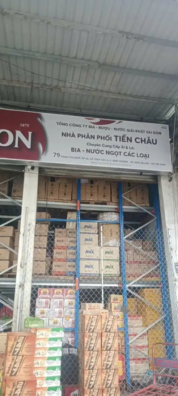 Nh&acirc;n c&ocirc;ng bốc xếp h&agrave;ng h&oacute;a tại cửa h&agrave;ng Quận 5