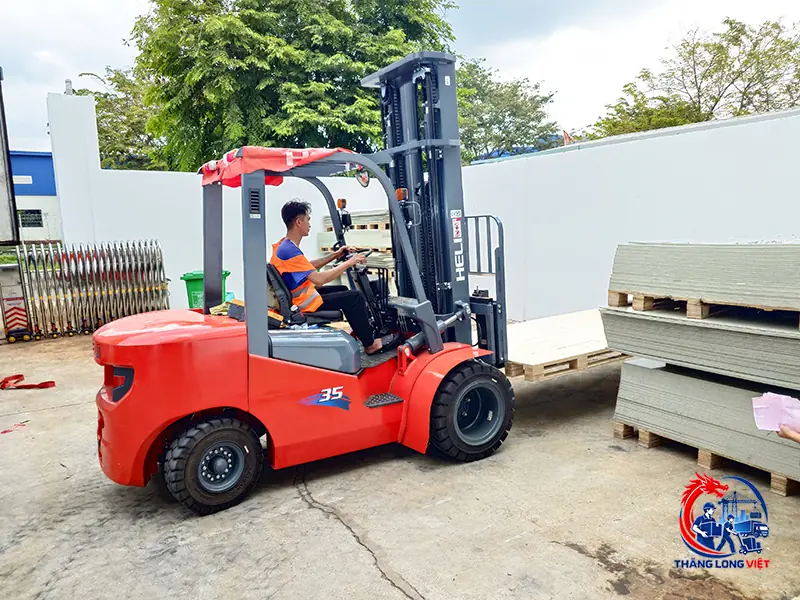 An to&agrave;n khi bốc xếp h&agrave;ng h&oacute;a tại kho xưởng