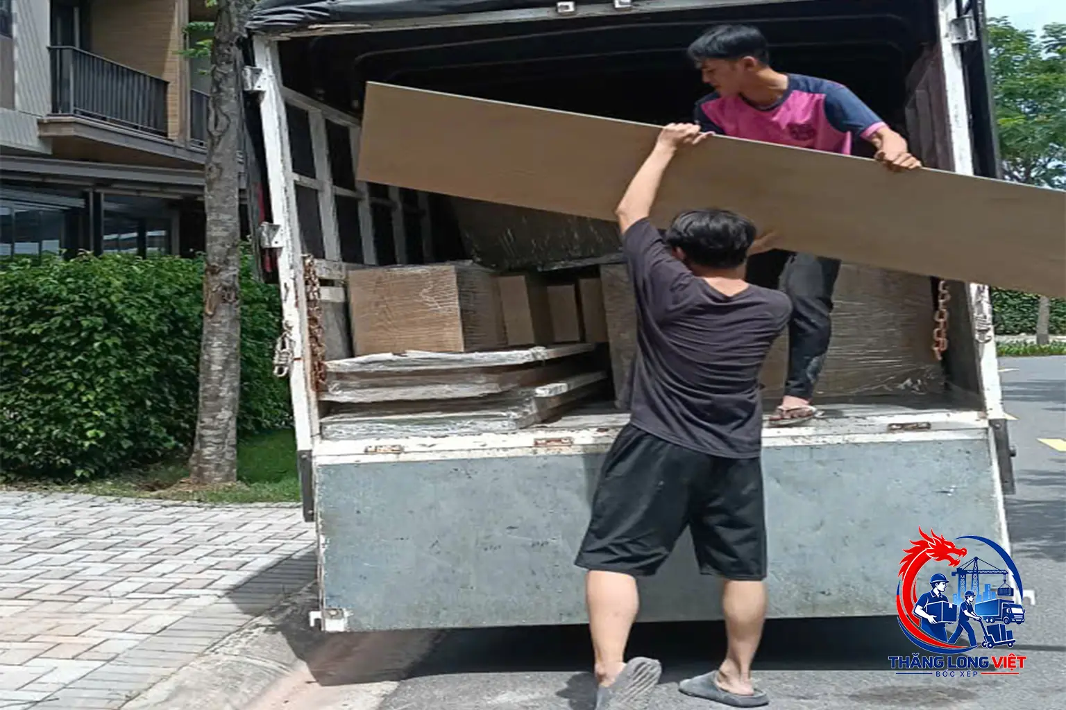 Bốc dỡ h&agrave;ng cồng kềnh từ xe tải