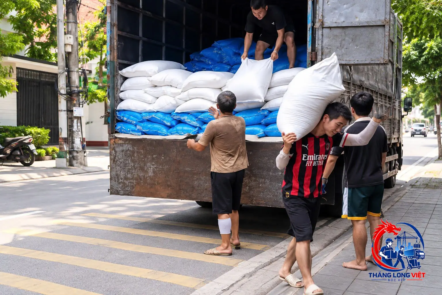 Bốc dỡ h&agrave;ng nặng từ xe tải