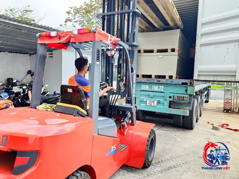 Bốc xếp container bằng xe nâng và nhân công