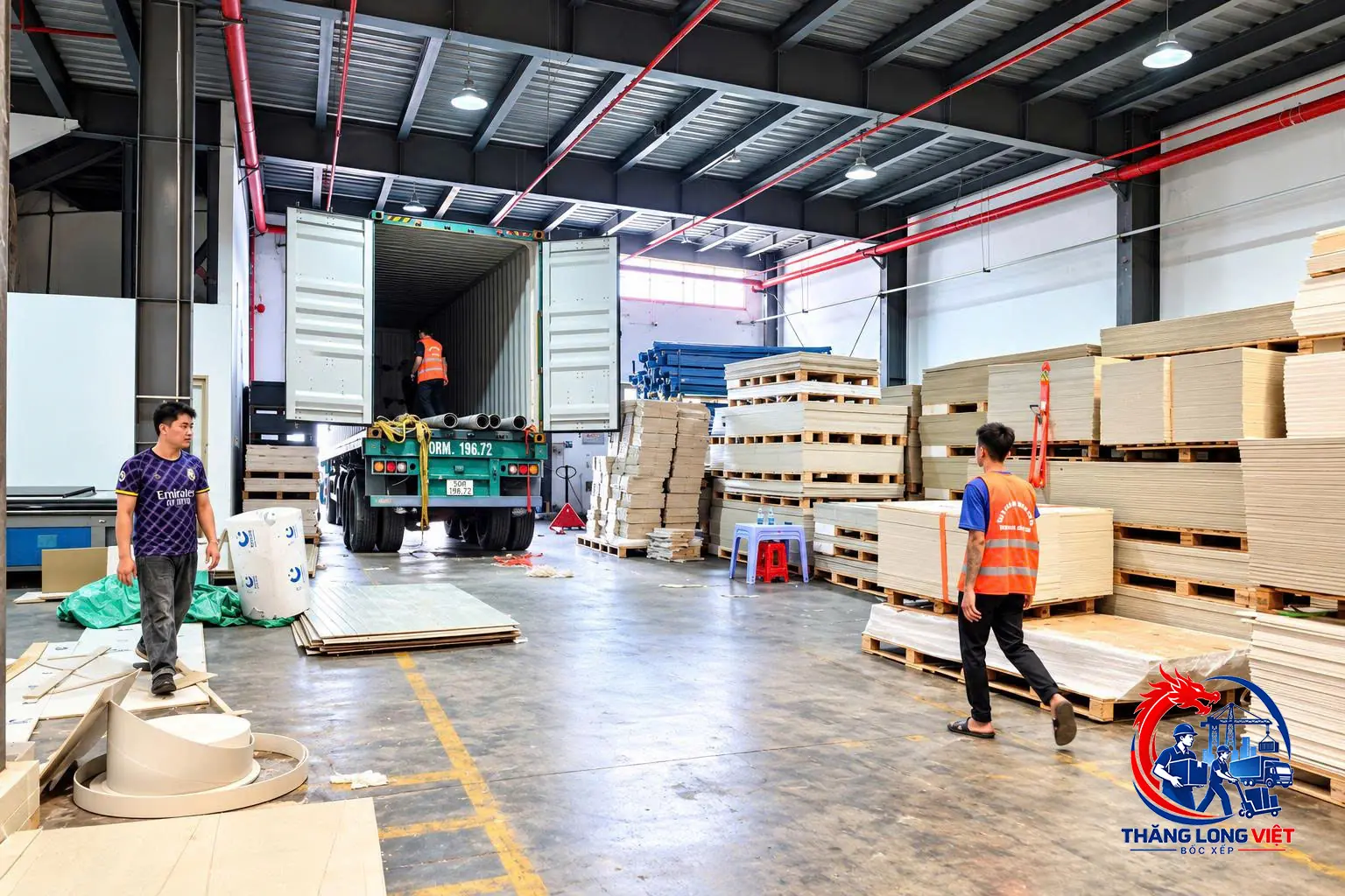 Bốc xếp hàng cồng kềnh tại kho Thăng Long Việt