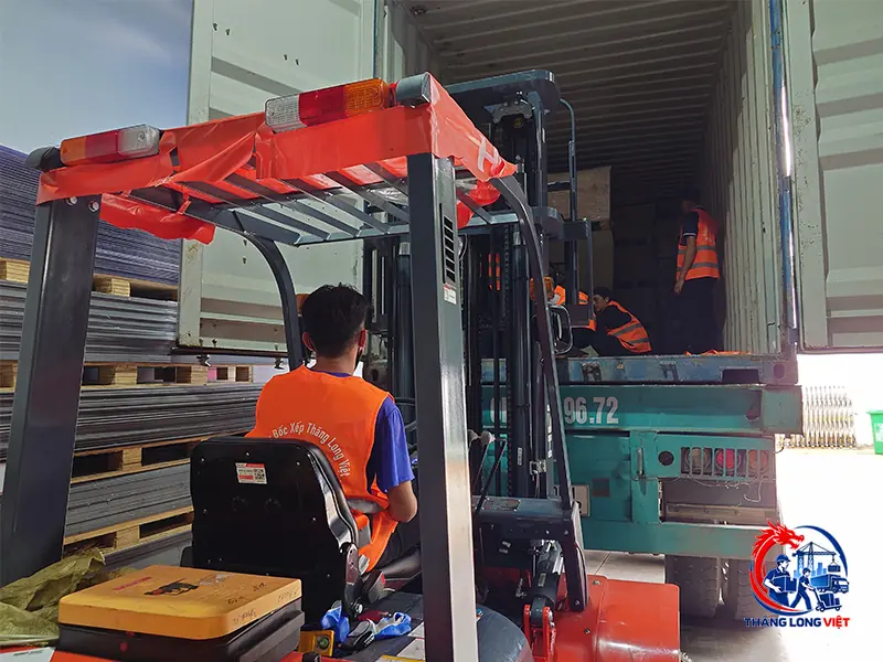 C&aacute;c h&igrave;nh thức bốc xếp bằng nh&acirc;n c&ocirc;ng v&agrave; xe n&acirc;ng