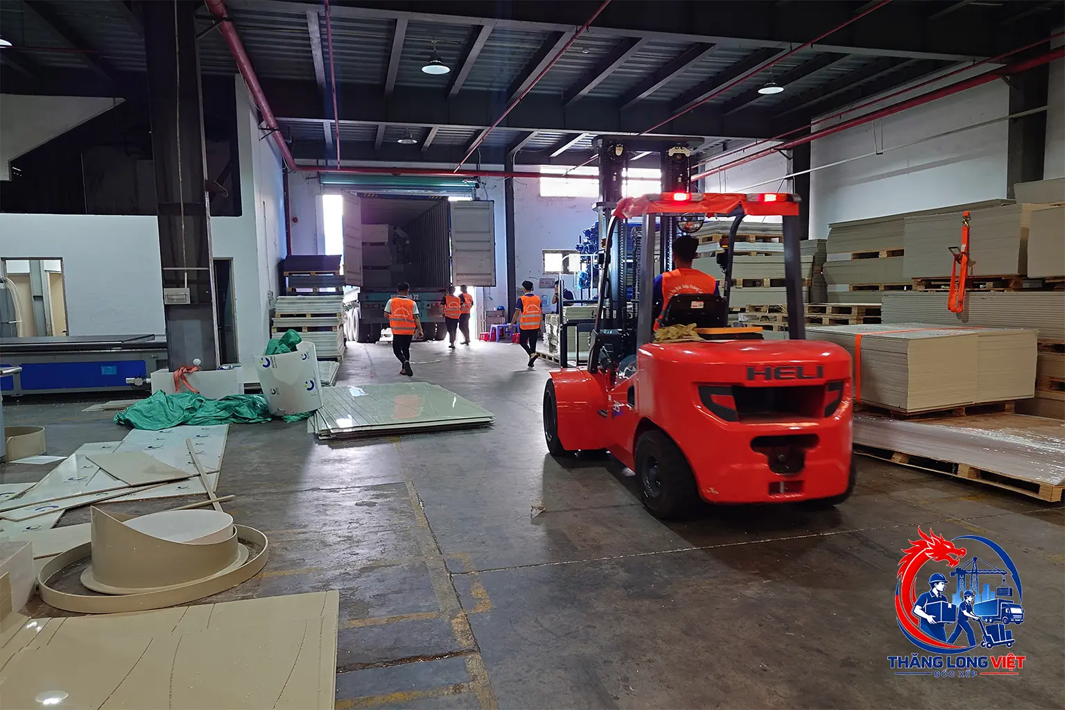 Nh&acirc;n c&ocirc;ng bốc xếp h&agrave;ng cồng kềnh tại kho xưởng