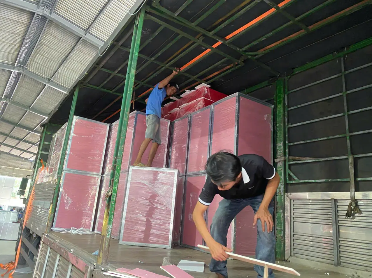 Thu&ecirc; nh&acirc;n c&ocirc;ng bốc xếp h&agrave;ng h&oacute;a tại Quận 7 TPHCM