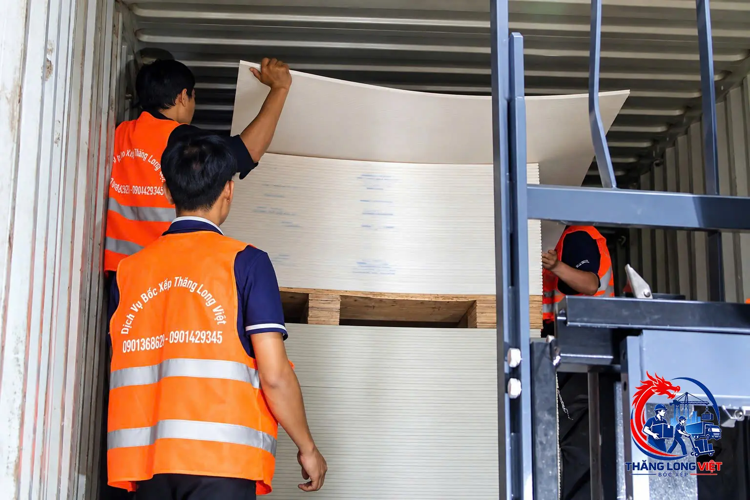 Nh&acirc;n c&ocirc;ng bốc xếp h&agrave;ng nặng tại kho xưởng