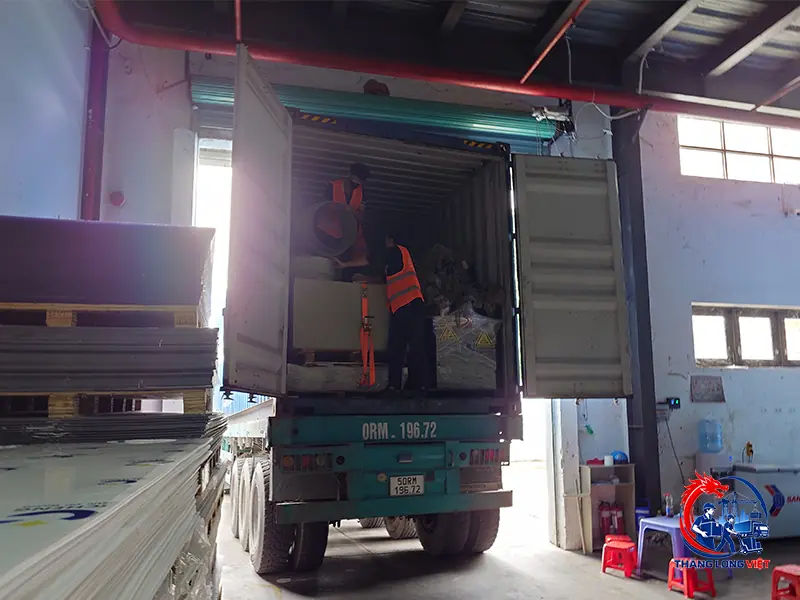 Nhân công rút hàng container tại kho xưởng