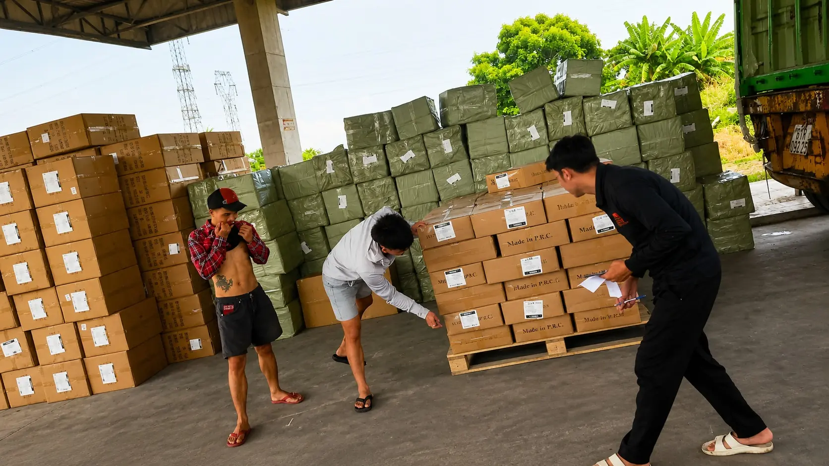 Nhân công bốc xếp hàng hóa nhập kho