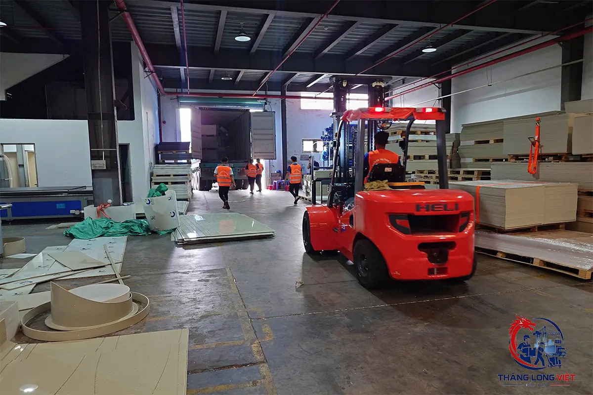 Nh&acirc;n c&ocirc;ng bốc xếp kho xưởng KCX Linh Trung Thủ Đức