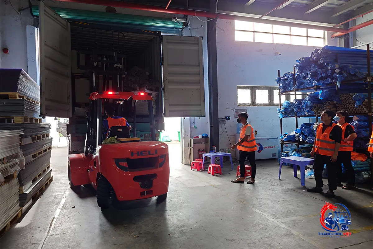 Nh&acirc;n c&ocirc;ng bốc xếp kho h&agrave;ng phường Tăng Nhơn Ph&uacute;