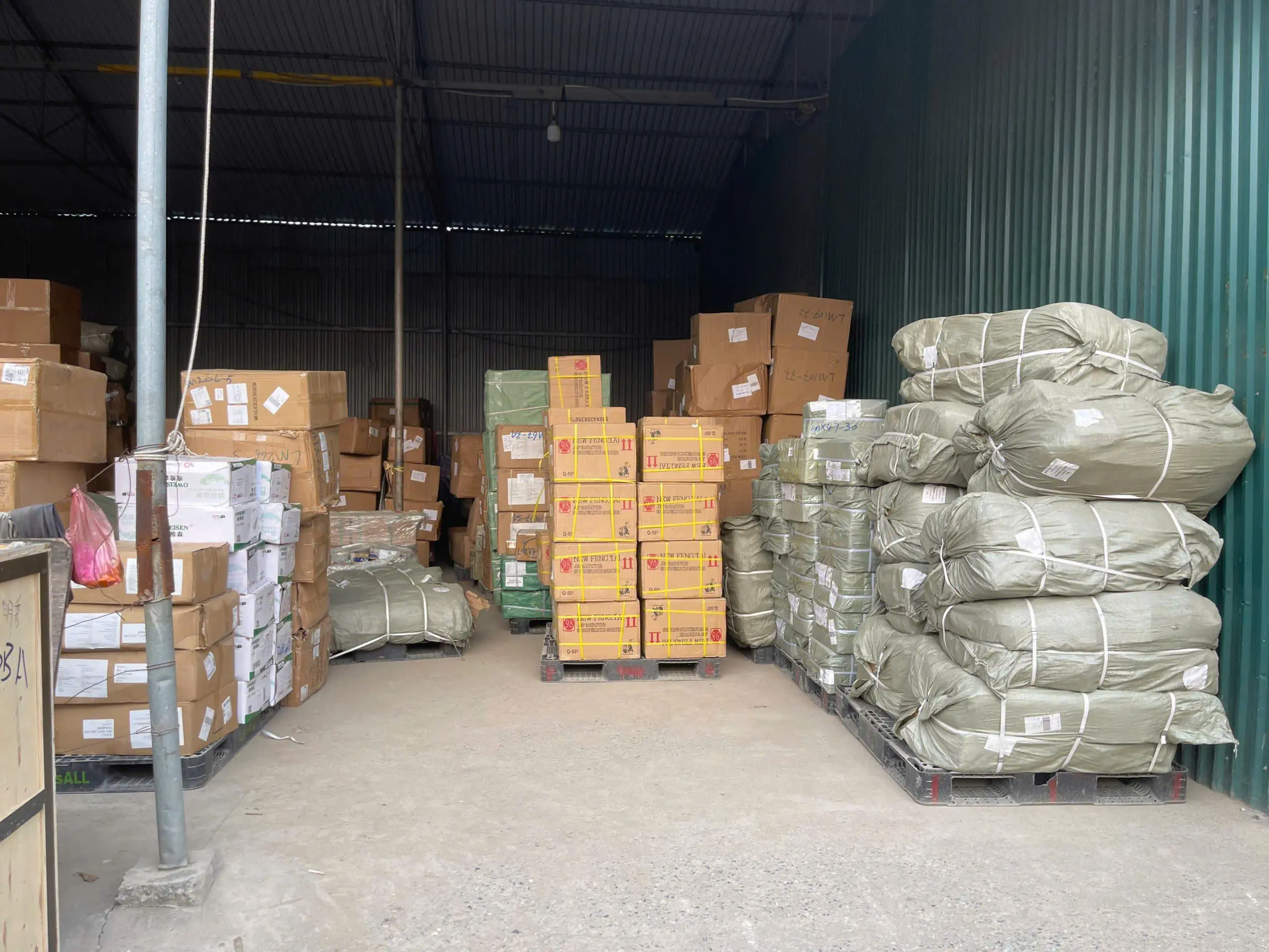 Bốc xếp h&agrave;ng h&oacute;a l&ecirc;n pallet tại Thủ Đức