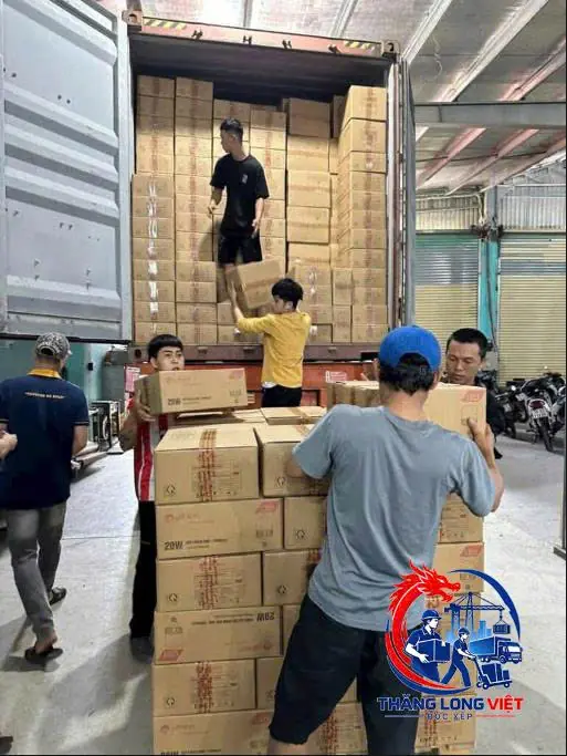 Nhân công bốc dỡ hàng hóa từ xe tải