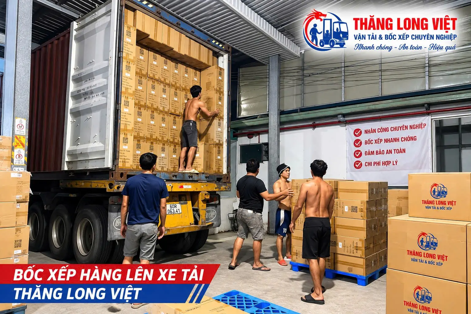 Bốc xếp h&agrave;ng l&ecirc;n xuống xe tải tại kho