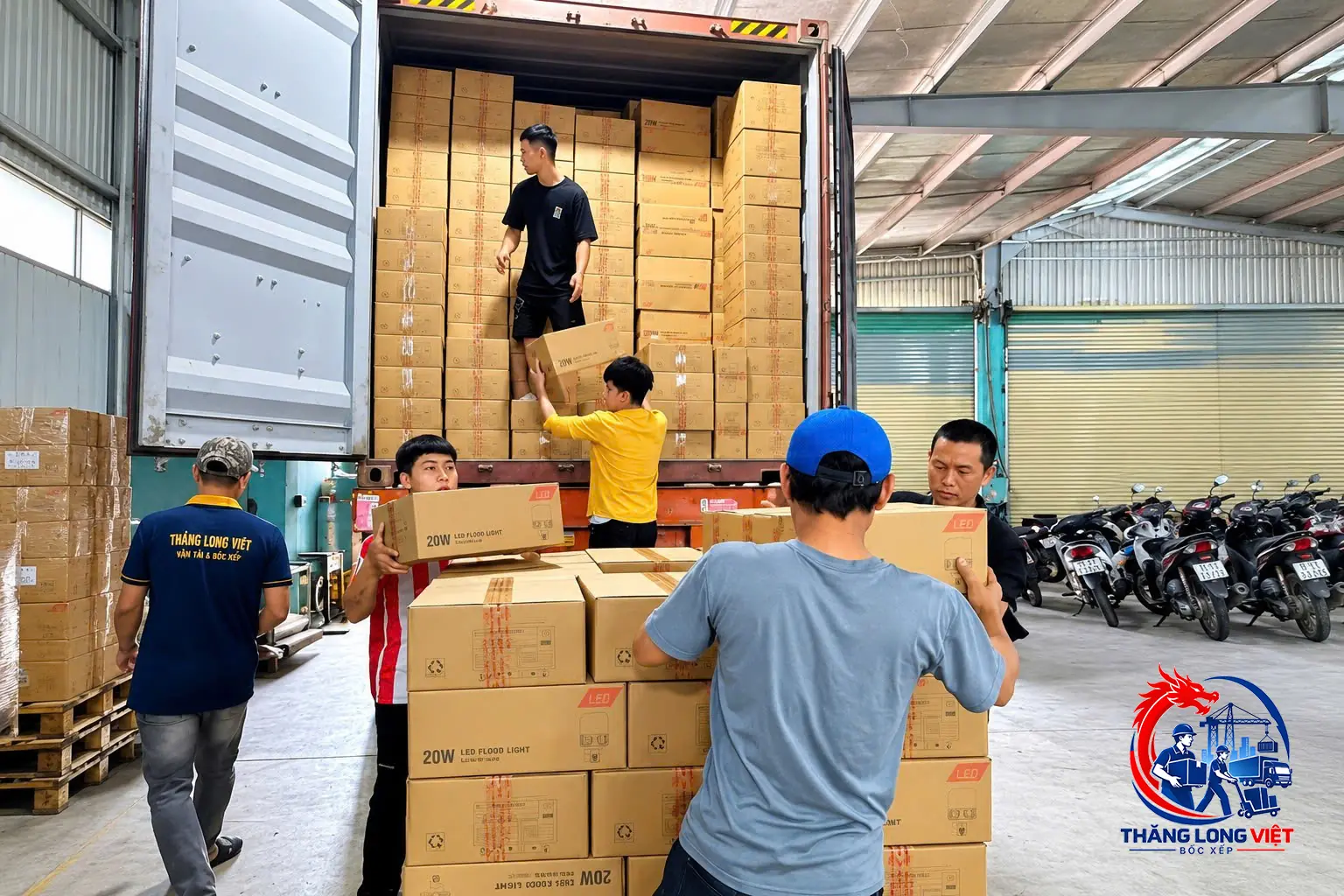 Bốc xếp xe tải container tại kho xưởng
