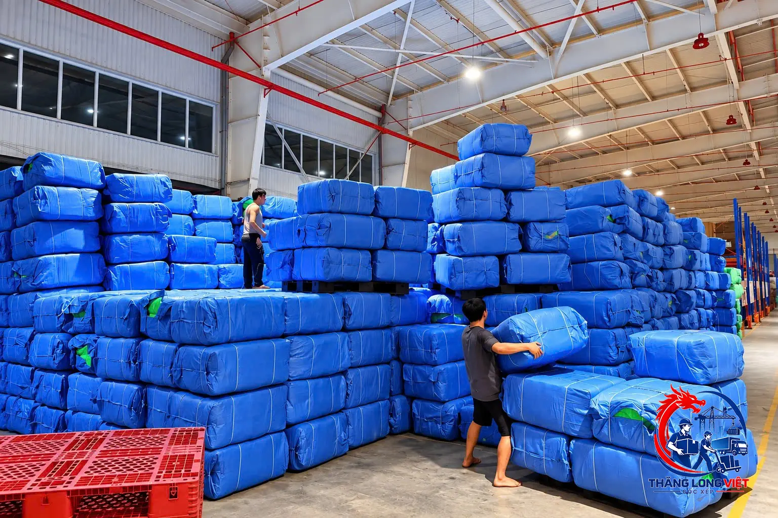 Nh&acirc;n c&ocirc;ng bốc xếp h&agrave;ng h&oacute;a tại kho xưởng