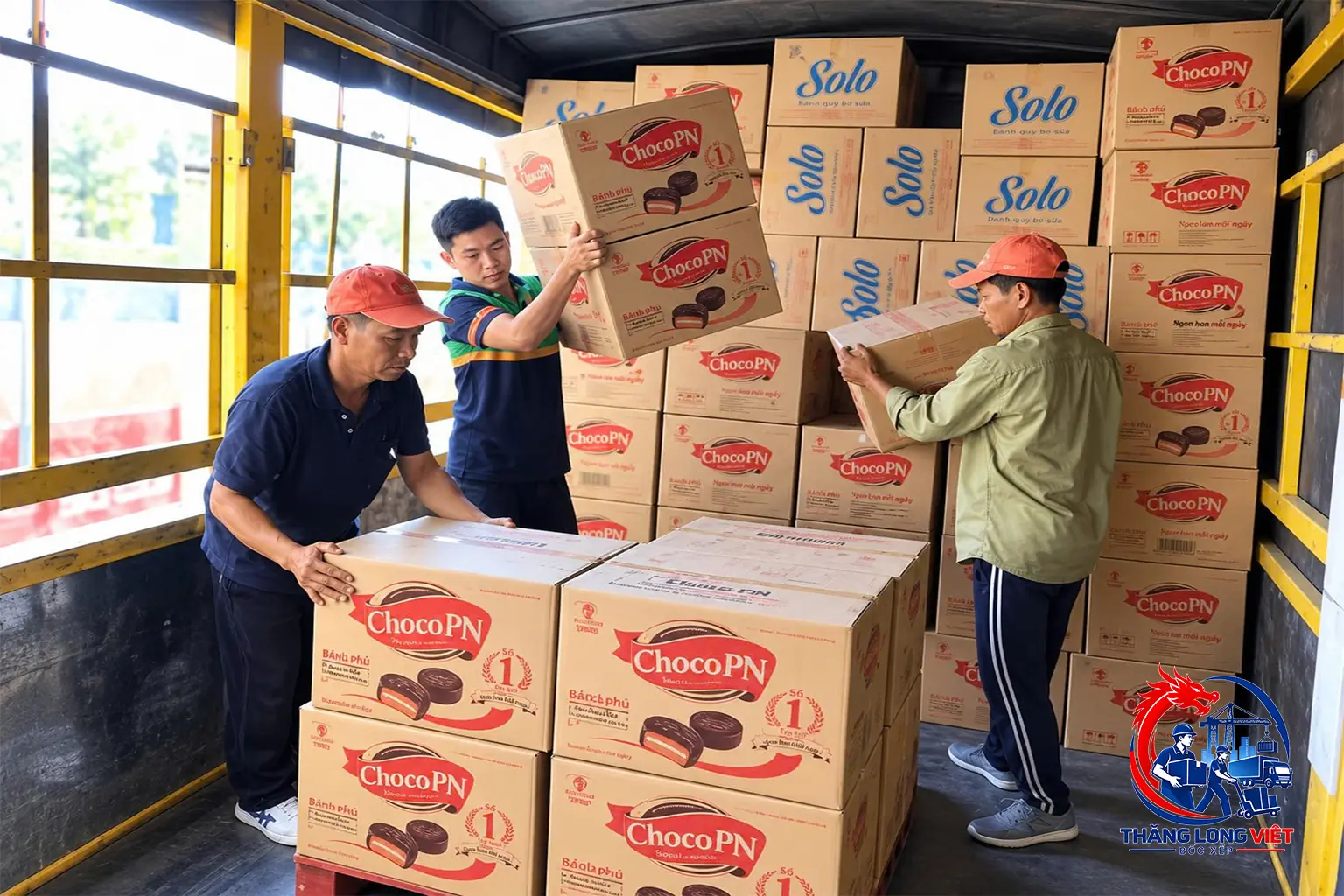 Nh&acirc;n c&ocirc;ng bốc xếp kho h&agrave;ng th&agrave;nh phố H&agrave; Nội